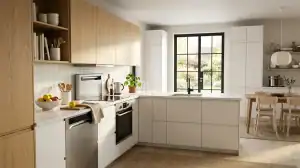 Cuisine IKEA moderne en chêne clair et blanc, design scandinave lumineux avec îlot et quartz, tendance 2026.